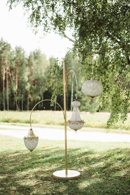 Lustru statīvi ar trīs lustrām 