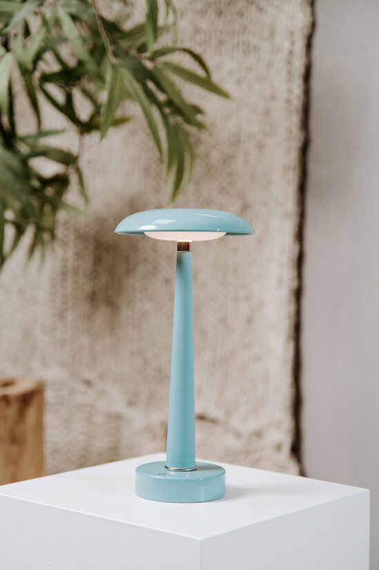 Gaiši zilas lampas lādējamas