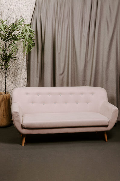 Skandināvu stila gaiši rozā dīvāns trīsvietīgs