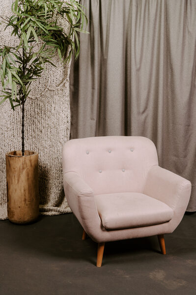 Skandināvu stila gaiši rozā atpūtas krēsls