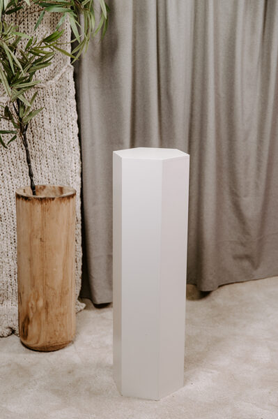 Ģeometrisks gaišs podests augstākais 28 x 28 x 103 cm 
