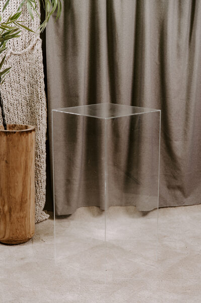 Organiskā stikla podests lielākais 45 x 45 x 110 cm 