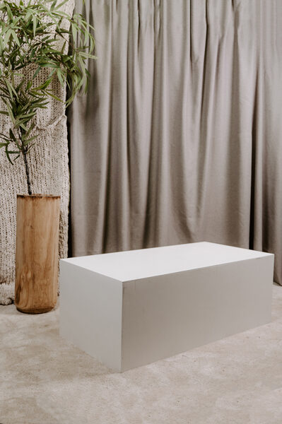 Gaišs podests - kafijas galdiņš 120 x 60 x 45 cm