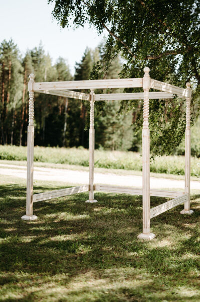 Lielais gaišais koka ceremonijas kubs 230 x 230 x 235 cm 