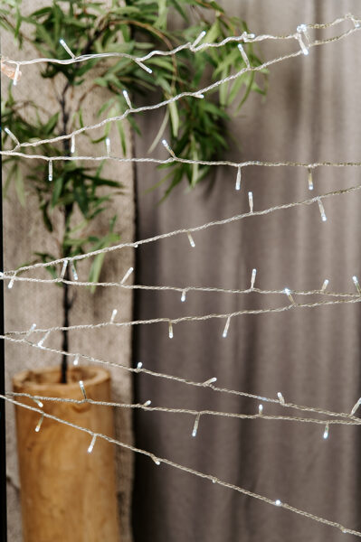 Mazās lampiņas ar auksto gaismu savienojamas kopā