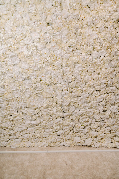 Balta ziedu siena ar konstrukciju 250 x 250 cm 