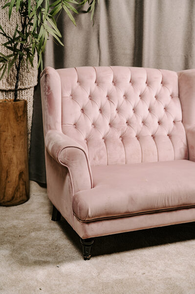Gaiši rozā samta sofa