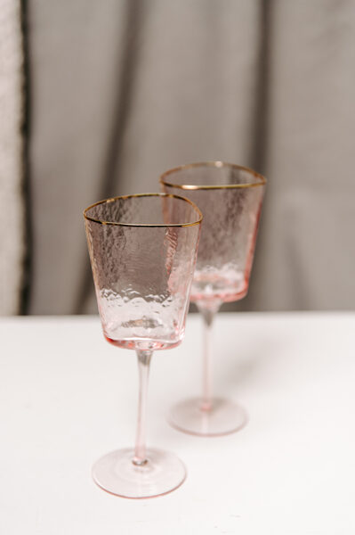 Rozā stikla glāzes ar zelta maliņu