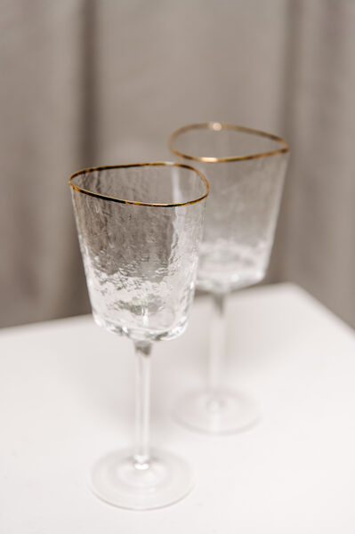 Stikla glāzes ar zelta maliņu