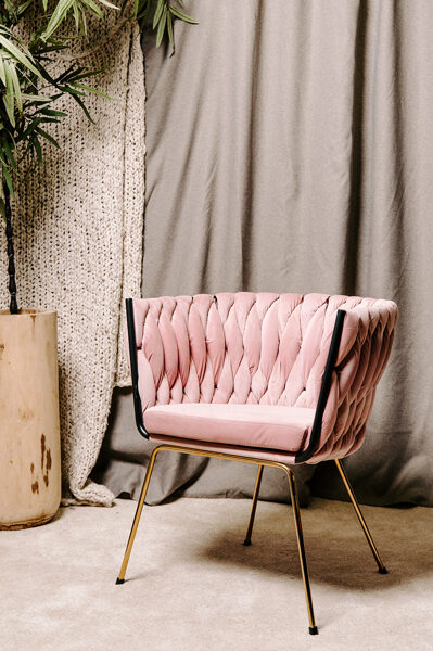 Gaiši rozā samta krēsli ar zelta kājiņām 64 x 60 x 75 cm 