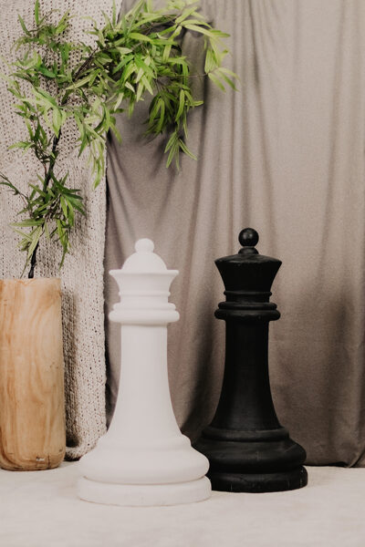 Melna un balta šaha figūra 105 x Ø 48 cm 