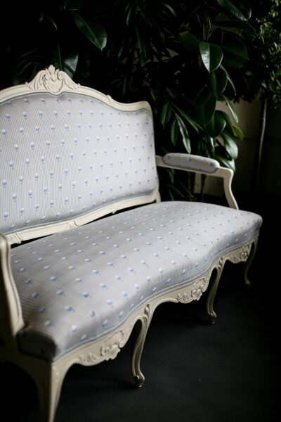 Vintāža stila gaiši zils dīvāns