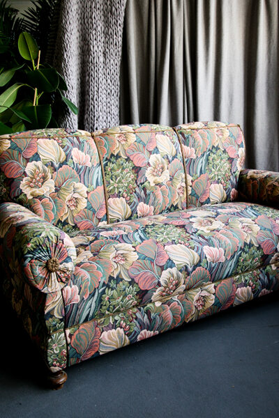Vintāža stila puķains dīvāns