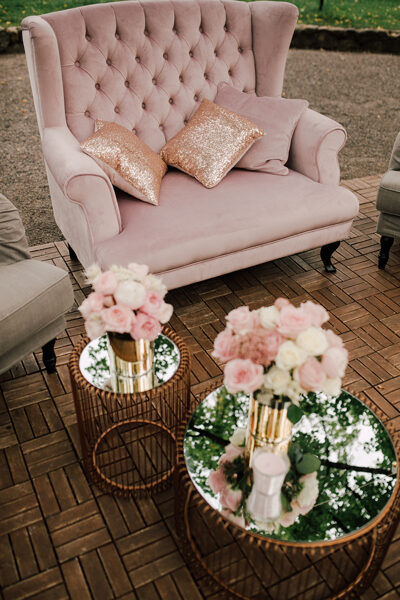 Gaiši rozā samta sofa