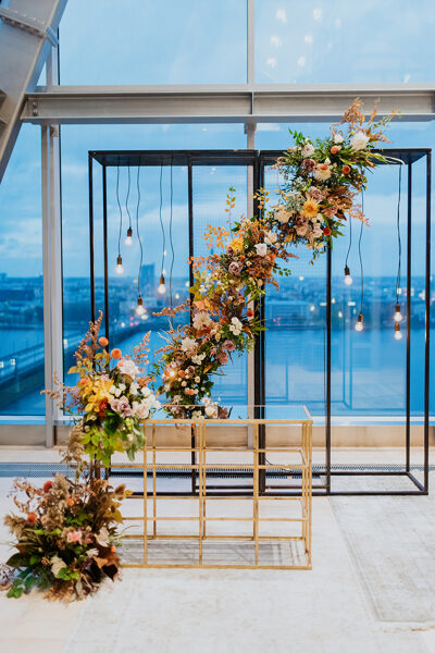 Melna ceremonijas konstrukcija ar spuldzītēm